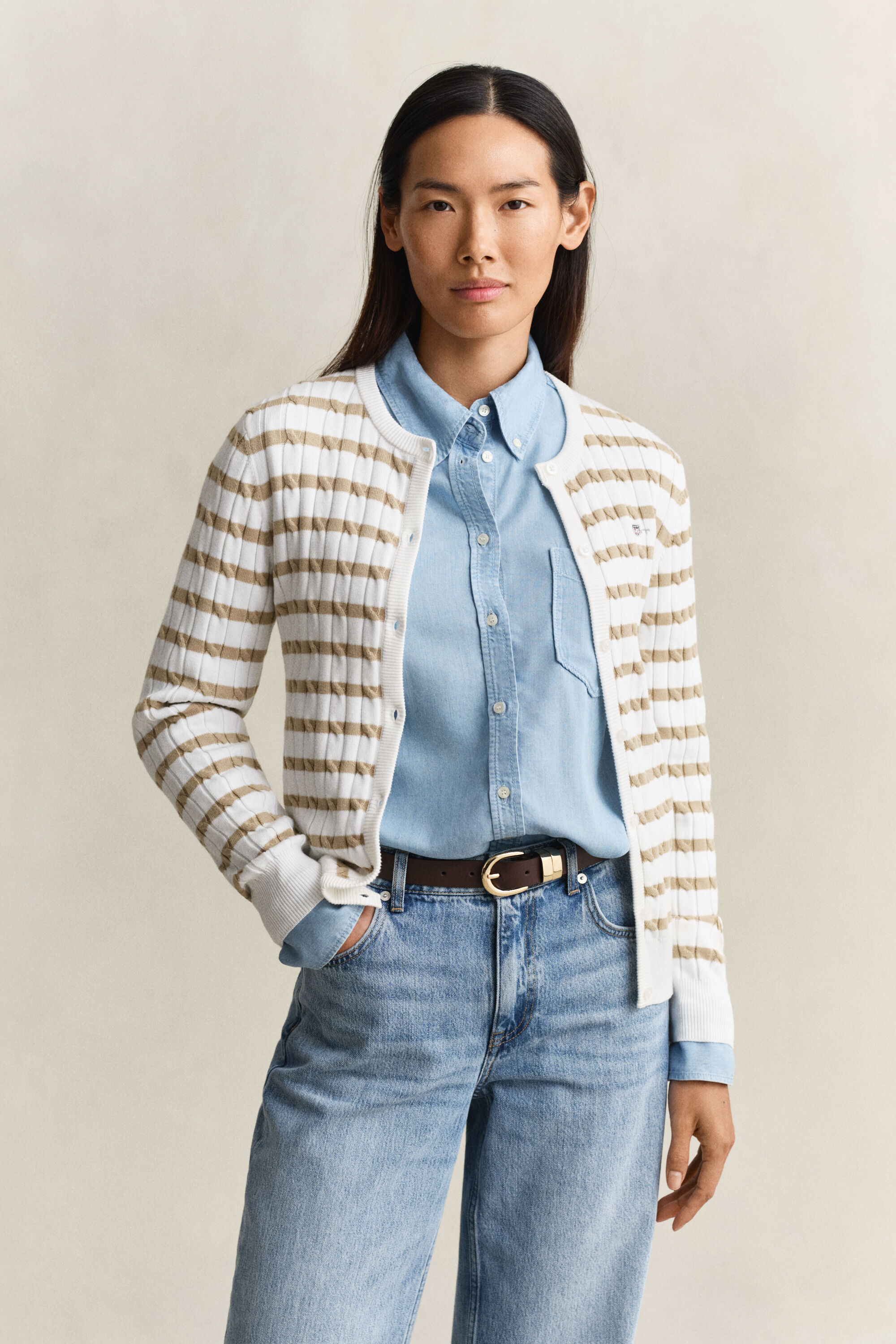 Stribet cardigan med kabelstrik