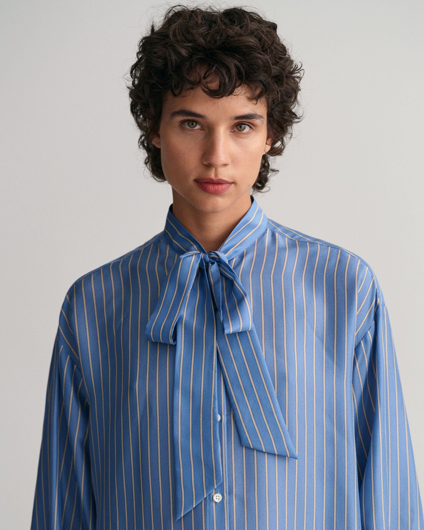 Silkebluse med striber og sløjfe