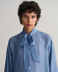 Silkebluse med striber og sløjfe