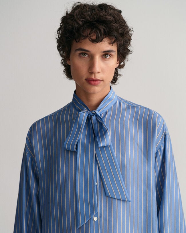 Silkebluse med striber og sløjfe