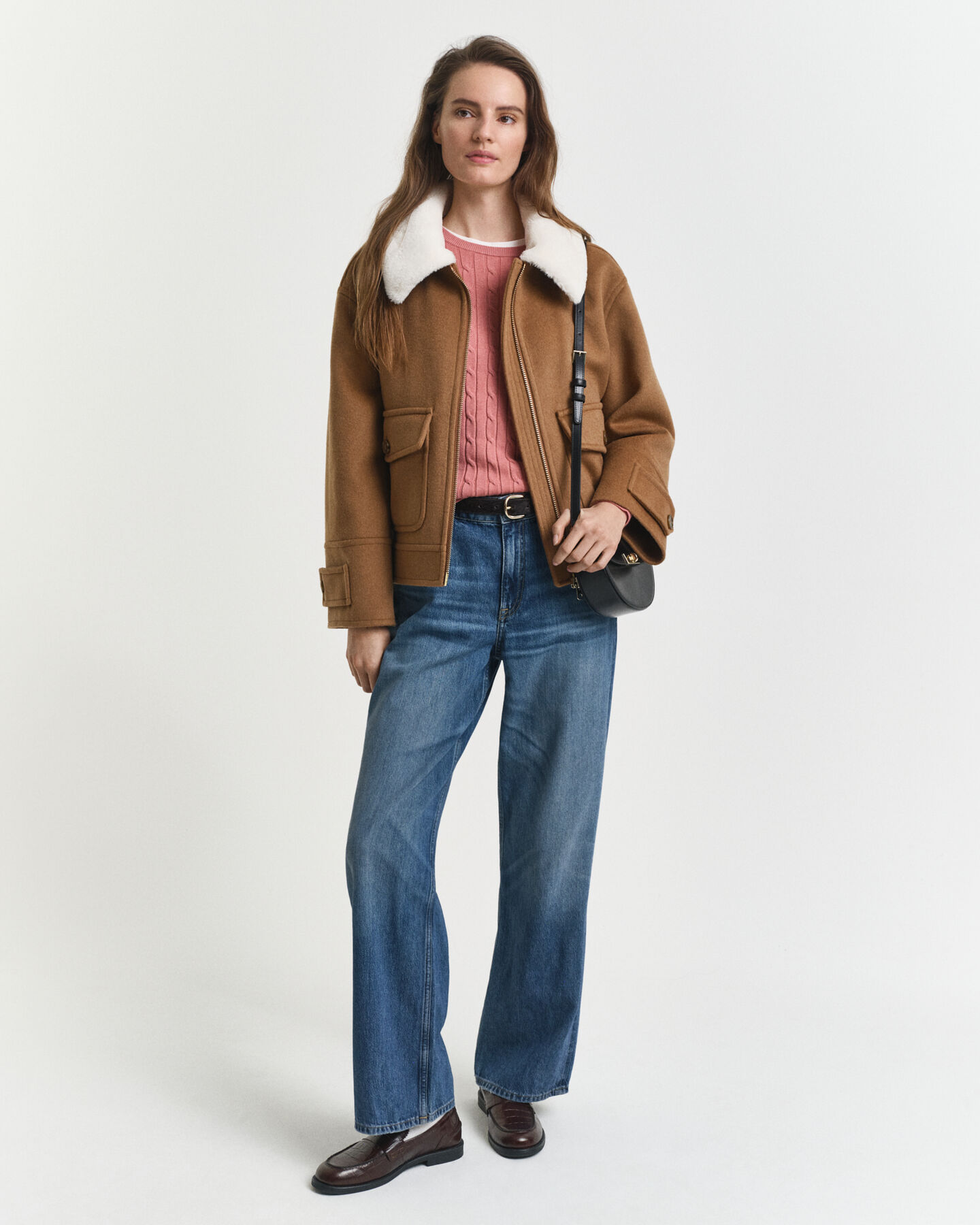 Crewneck sweater af strækbomuld med kabelstrik