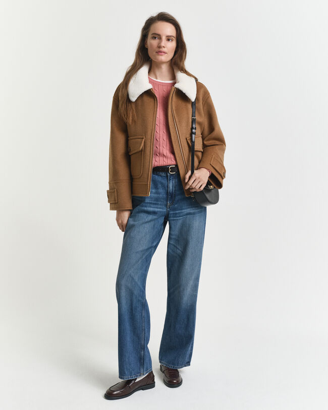 Crewneck sweater af strækbomuld med kabelstrik