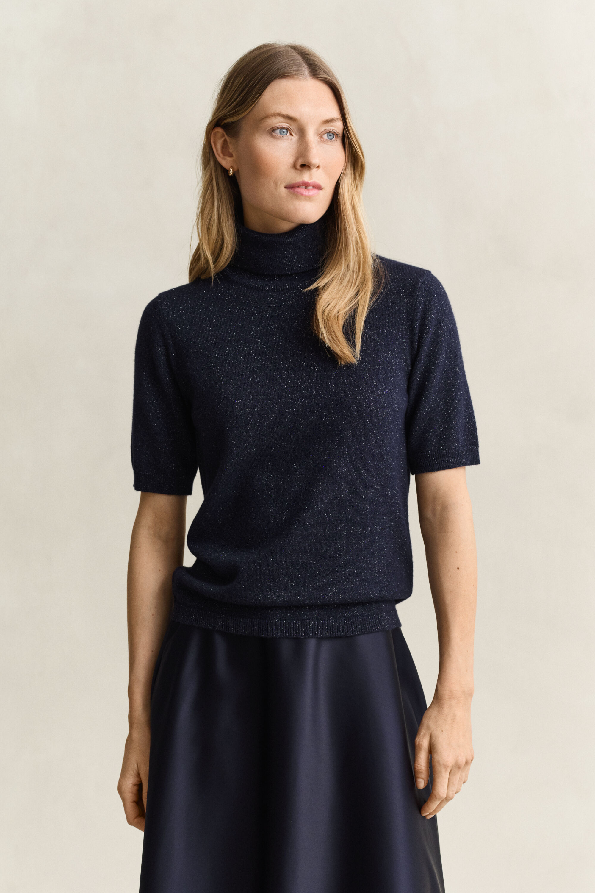 Sweater med rullekrave i en metallisk uldblanding