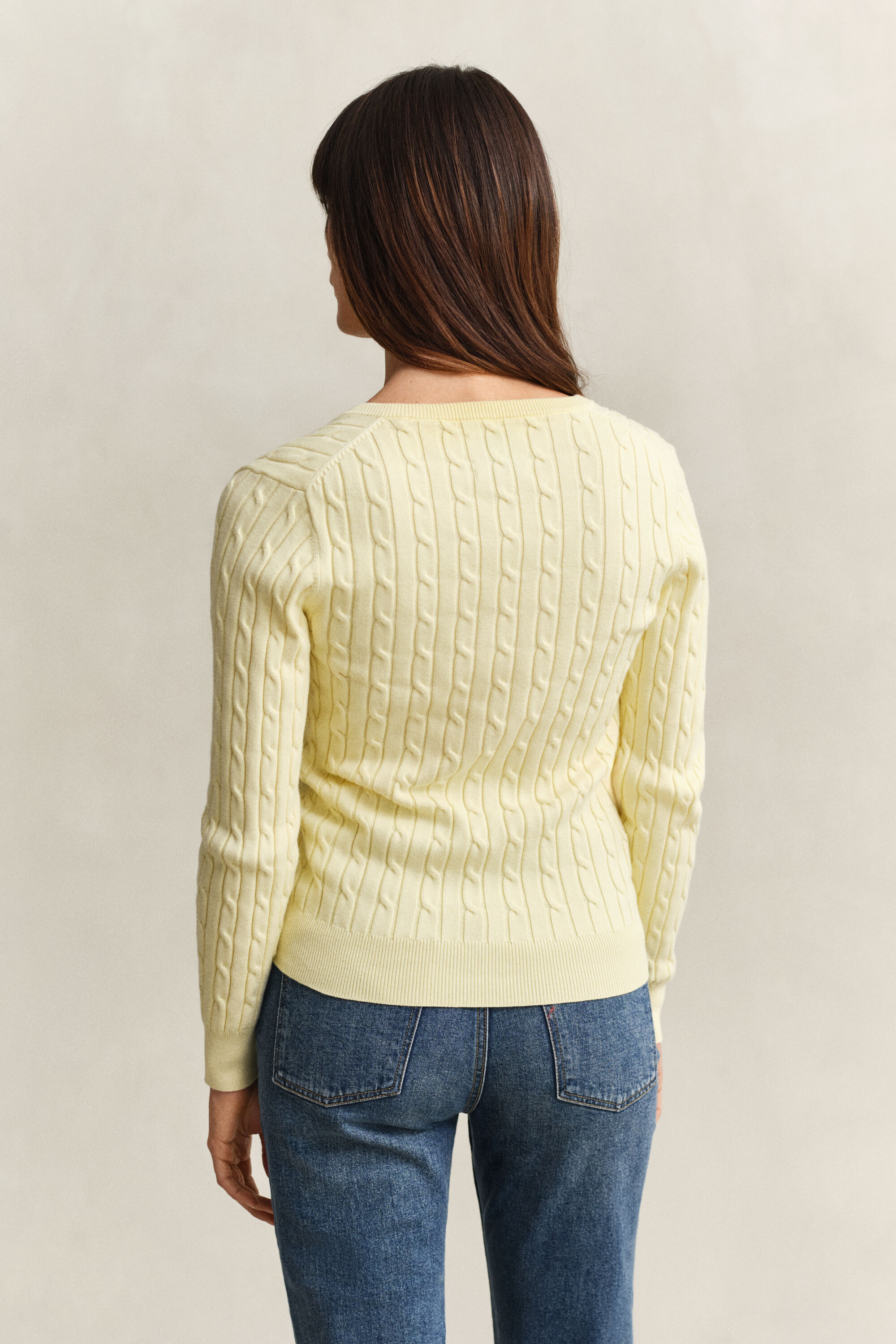 Kabelstrikket sweater med V-hals