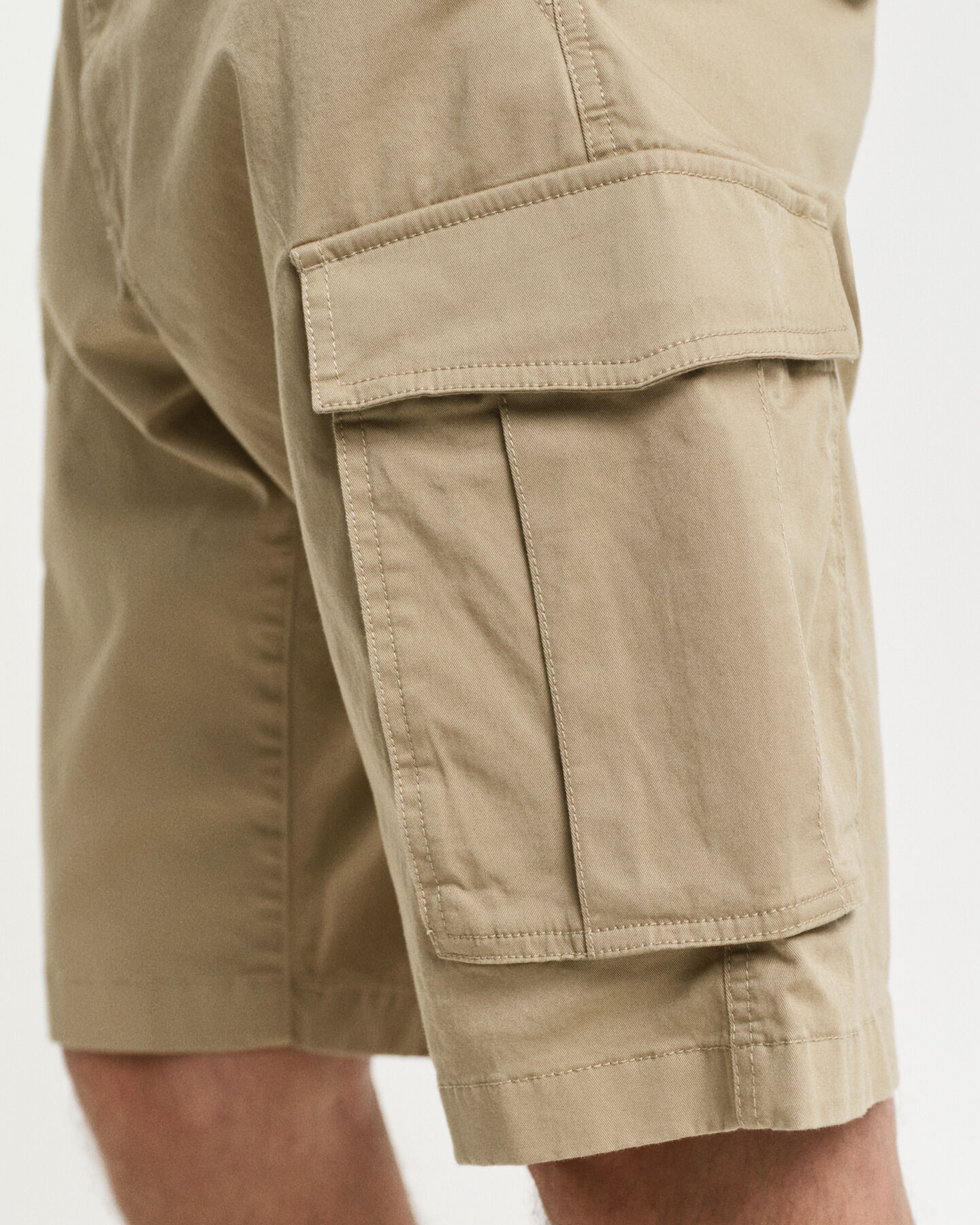 Relaxed fit cargoshorts af twill
