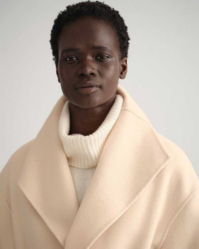 Håndsyet frakke med bælte