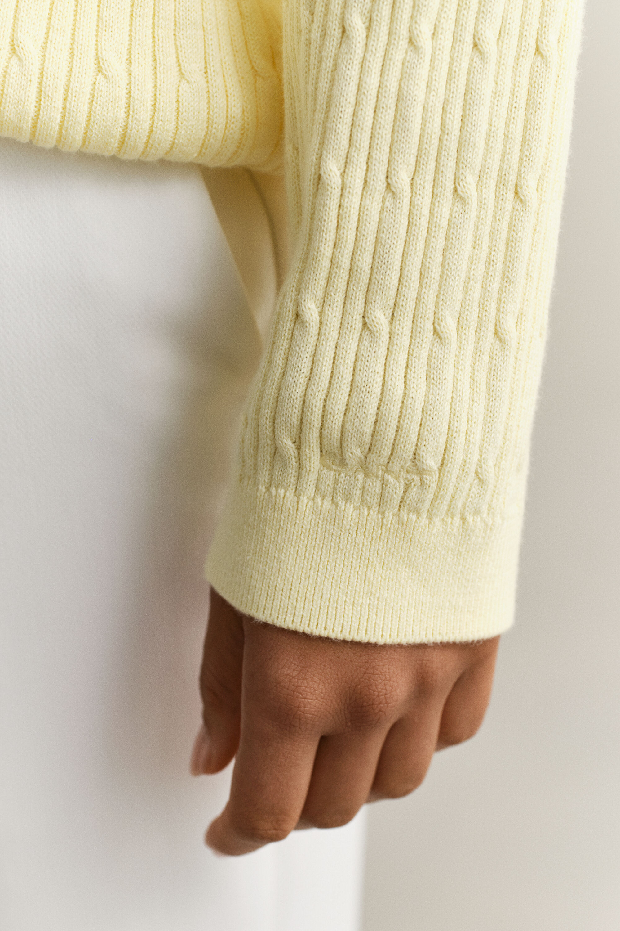 Kabelstrikket sweater med V-hals