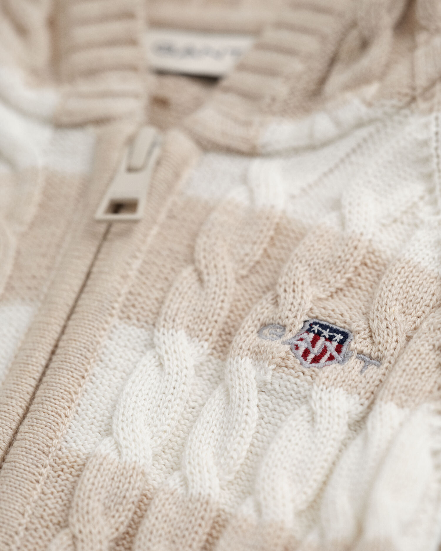 Baby stribet heldragt af bomuld med kabelstrik