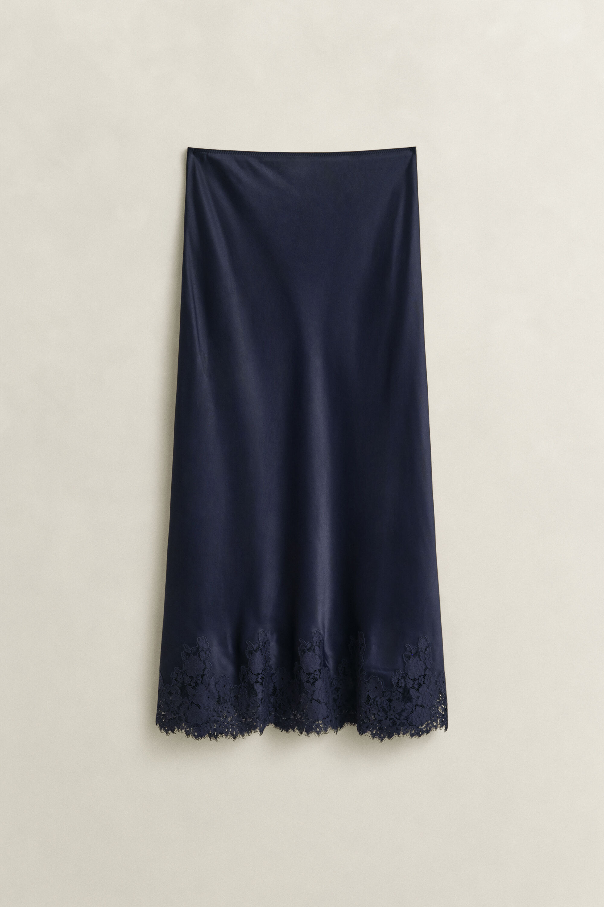 Midi-nederdel i satin med blonder