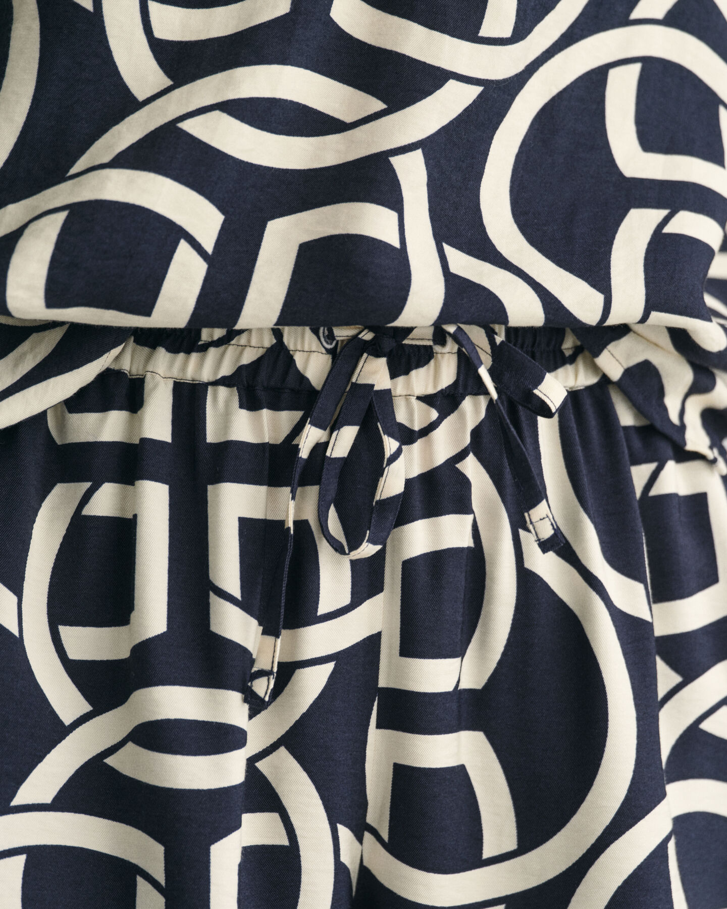 Relaxed fit pull-on shorts med Monogram-tryk