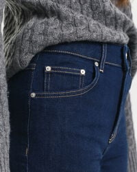 Slim fit jeans med svaj
