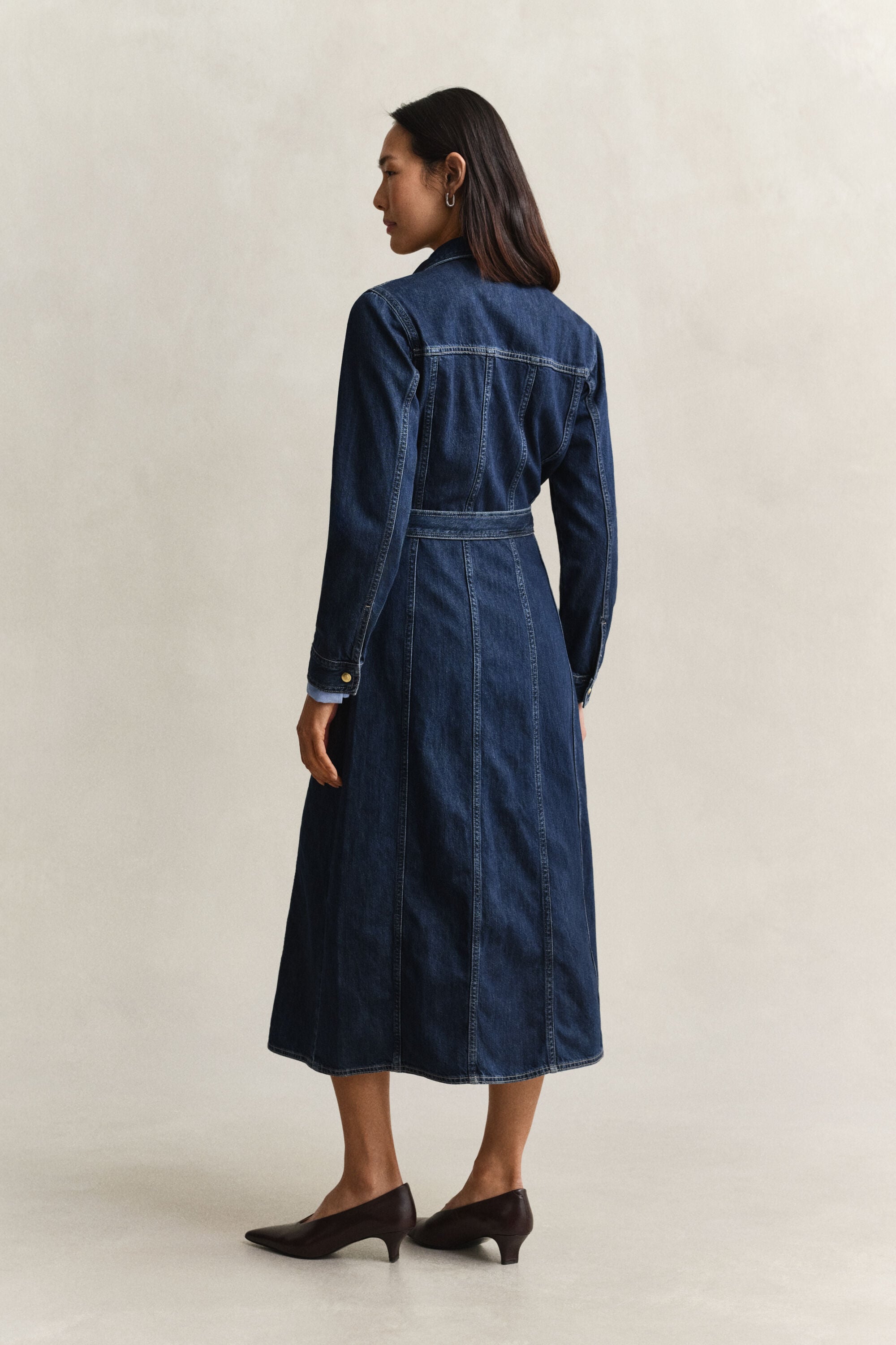 Midikjole i denim med bælte