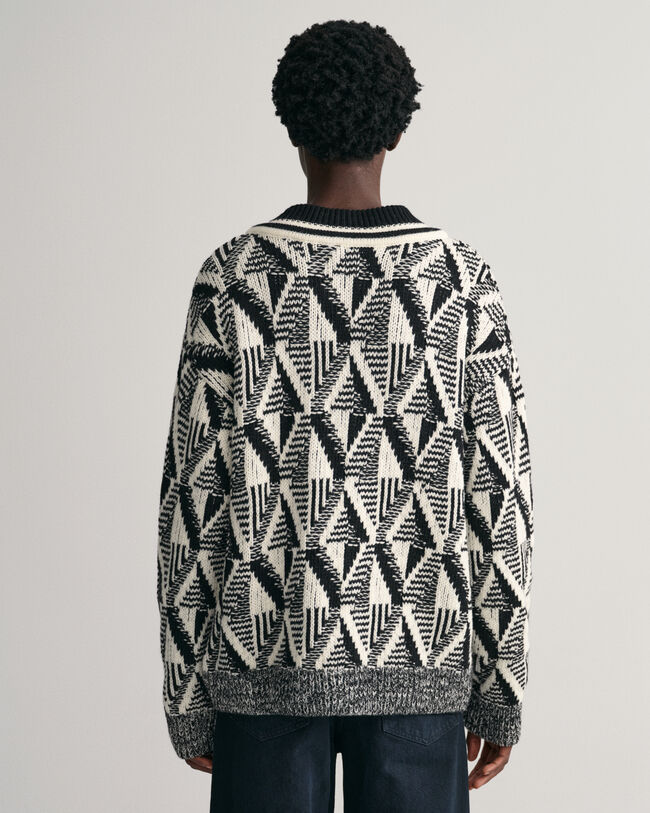 Geometric-m&oslash;nstret sweater med V-hals