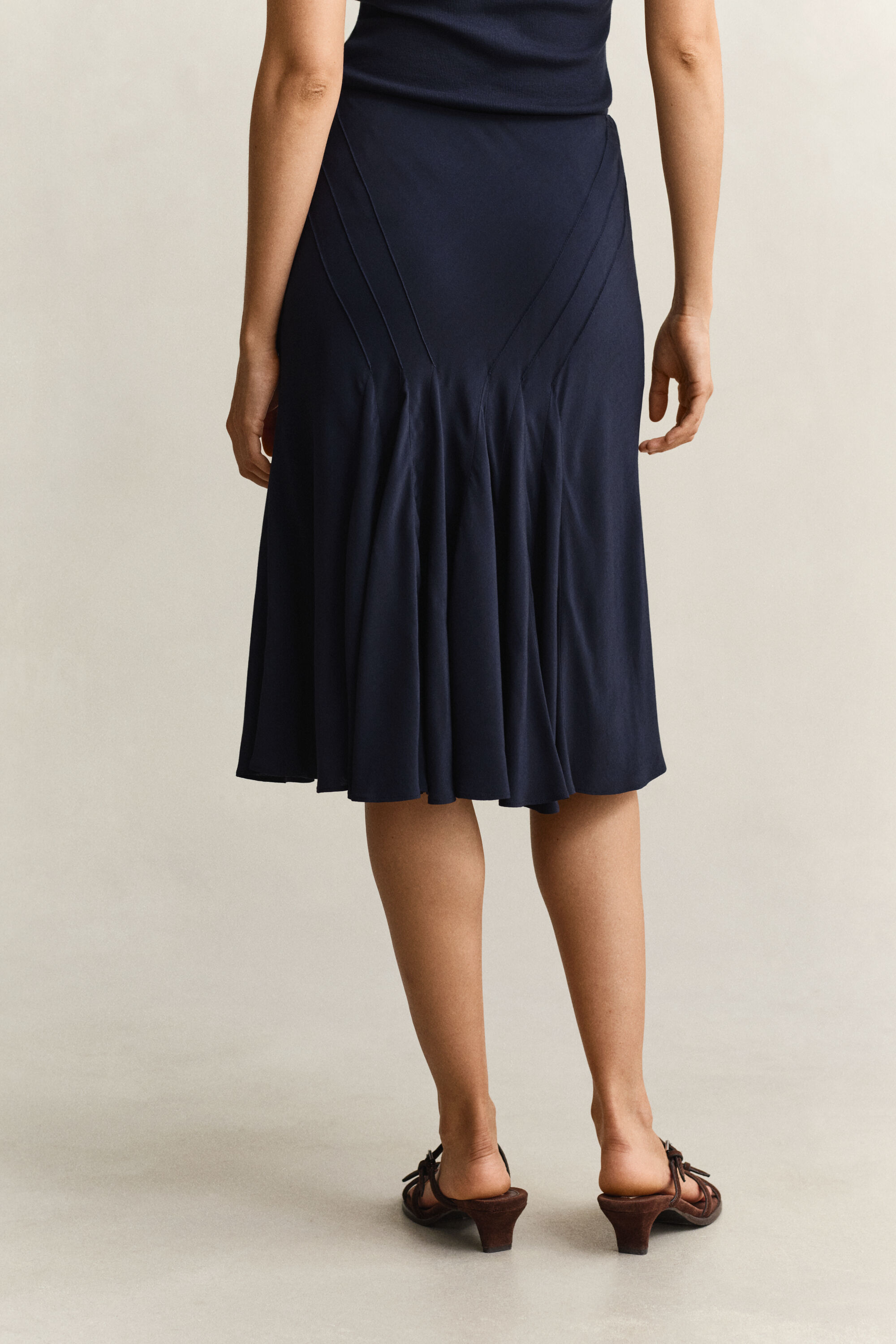 Nederdel med svaj i skråsnit