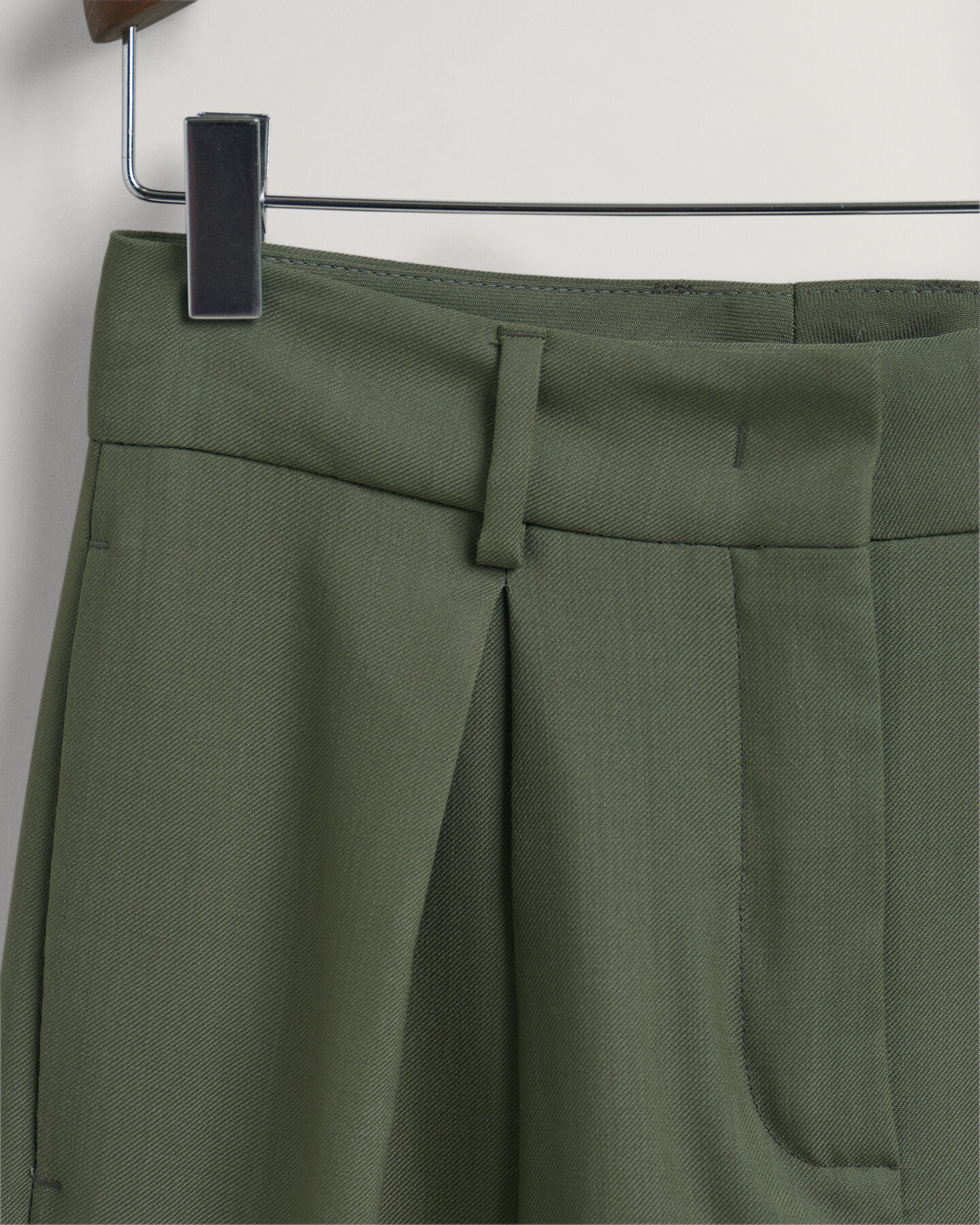 Brede bukser med læg og høj talje