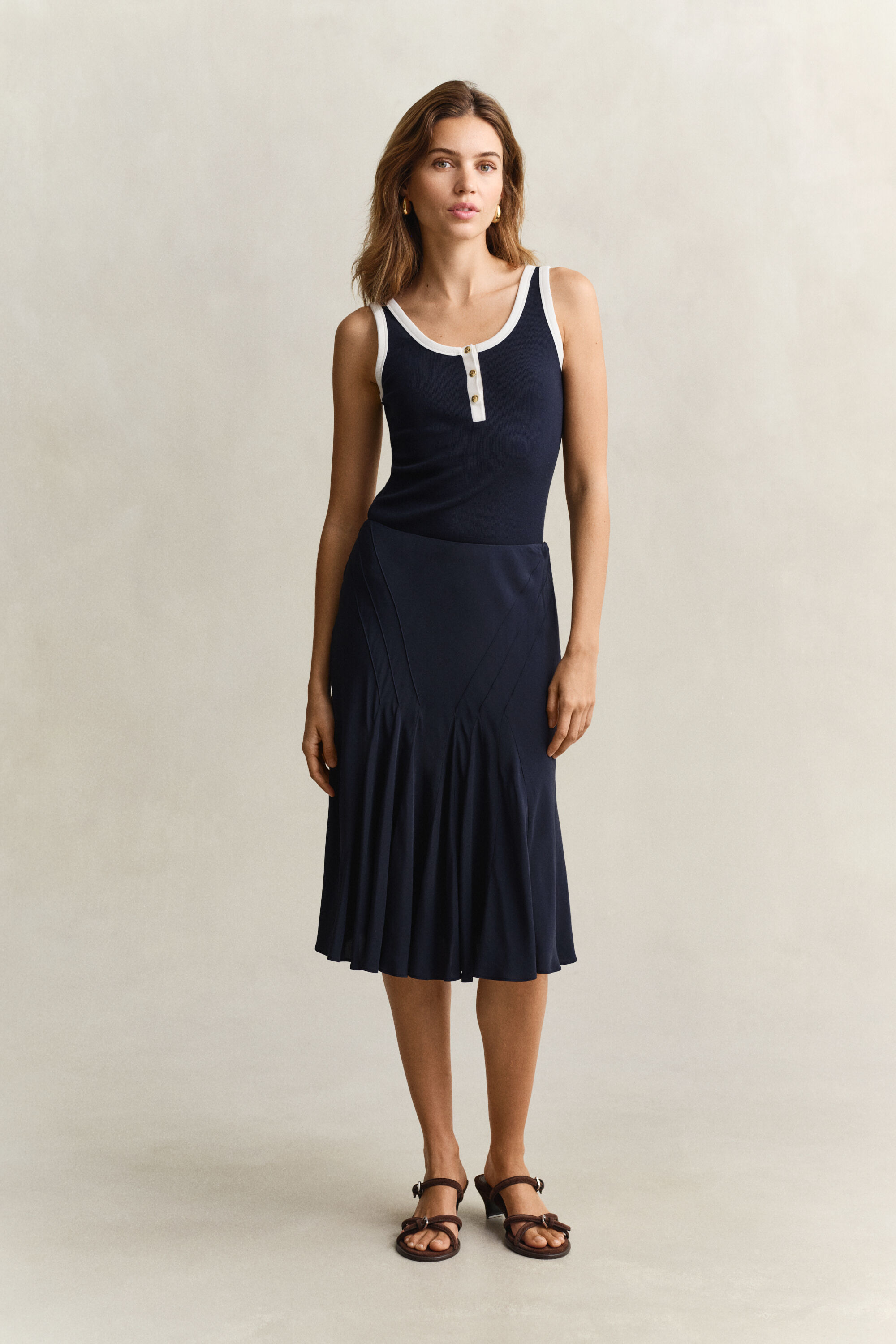 Nederdel med svaj i skråsnit