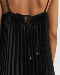 Plisseret mini satin-kjole med stropper