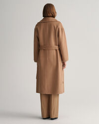 Håndsyet frakke med bælte