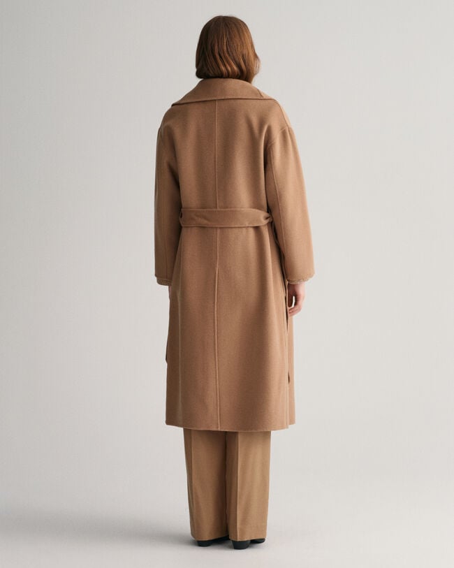 Håndsyet frakke med bælte