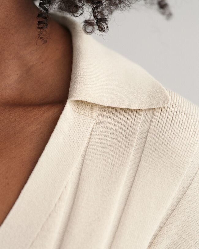 Ribstrikket sweater med åben krave