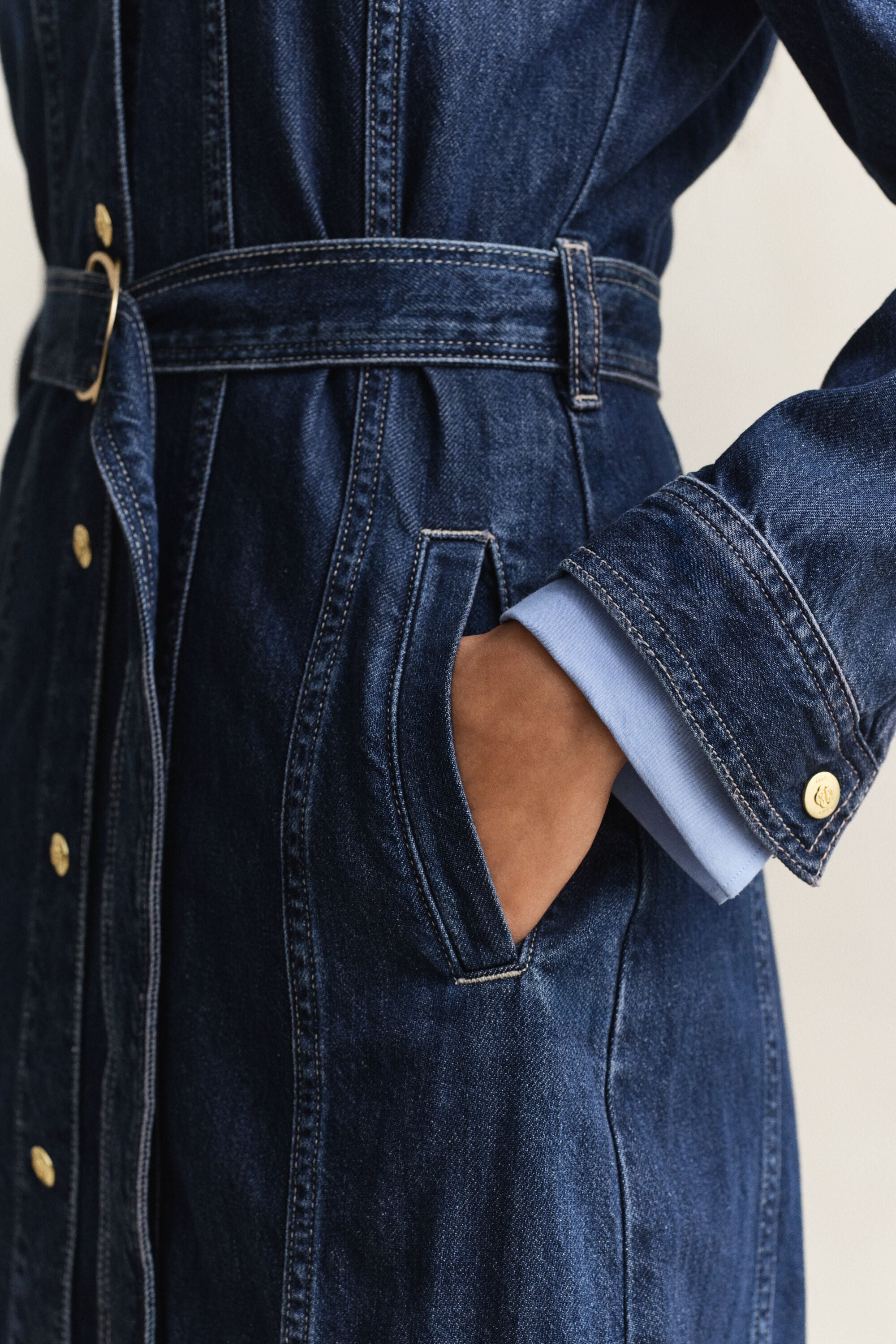 Midikjole i denim med bælte