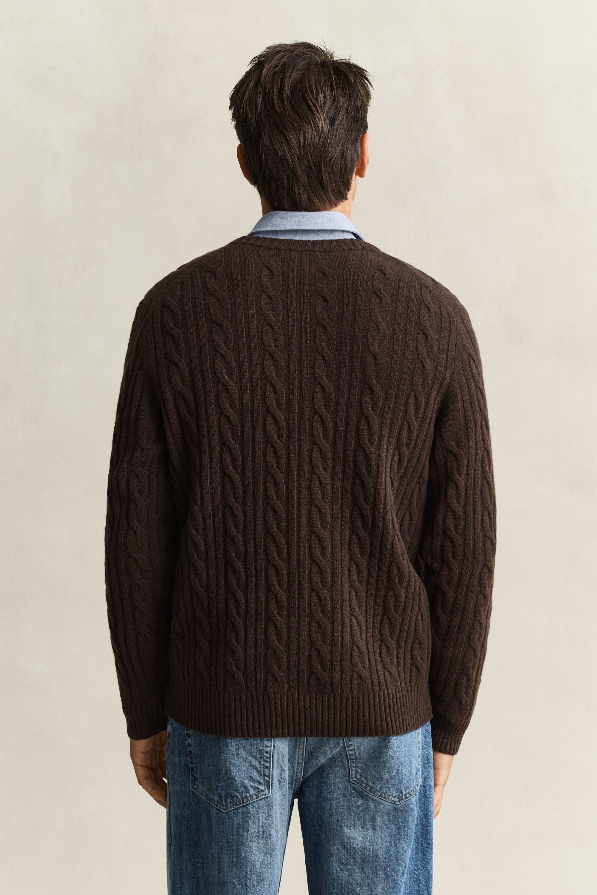 Crewneck sweater af lammeuld med kabelstrik