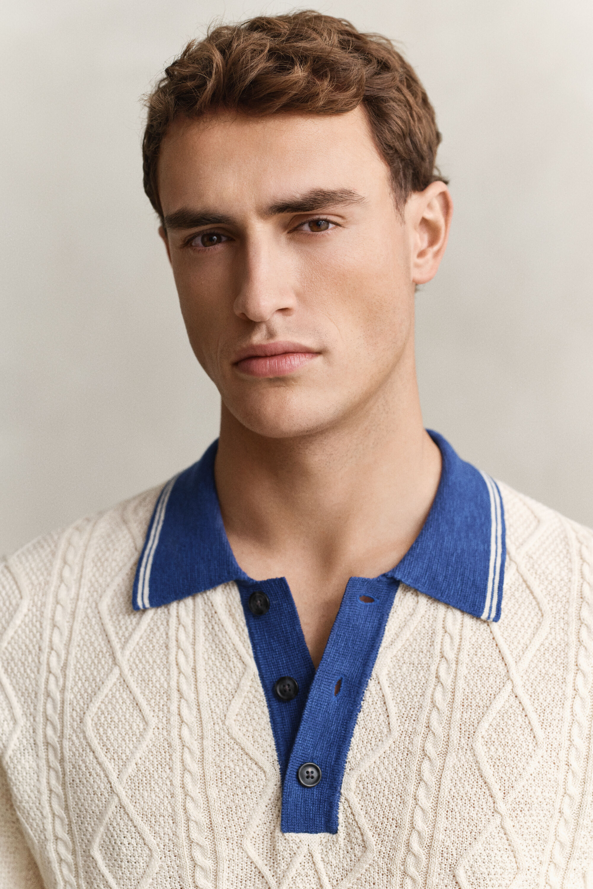 Polosweater med kabelstrik