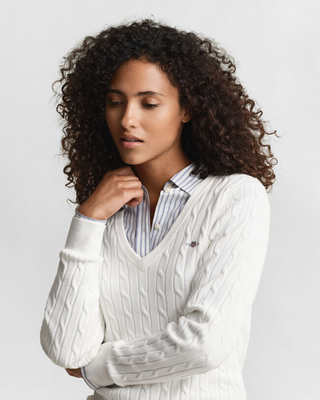 Kabelstrikket sweater af strækbomuld med V-hals