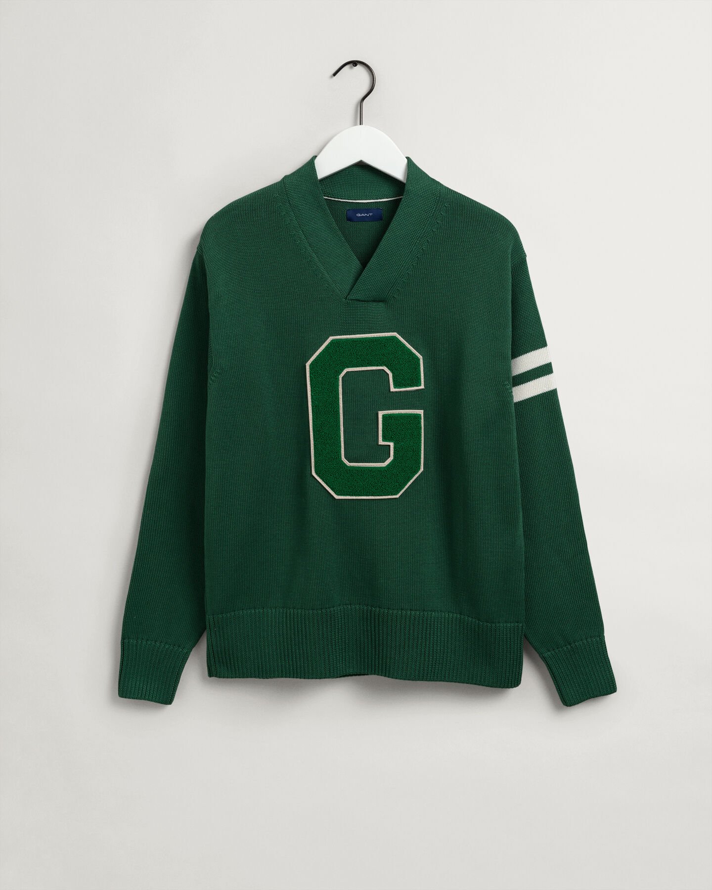 Collegiate sweater med V-hals