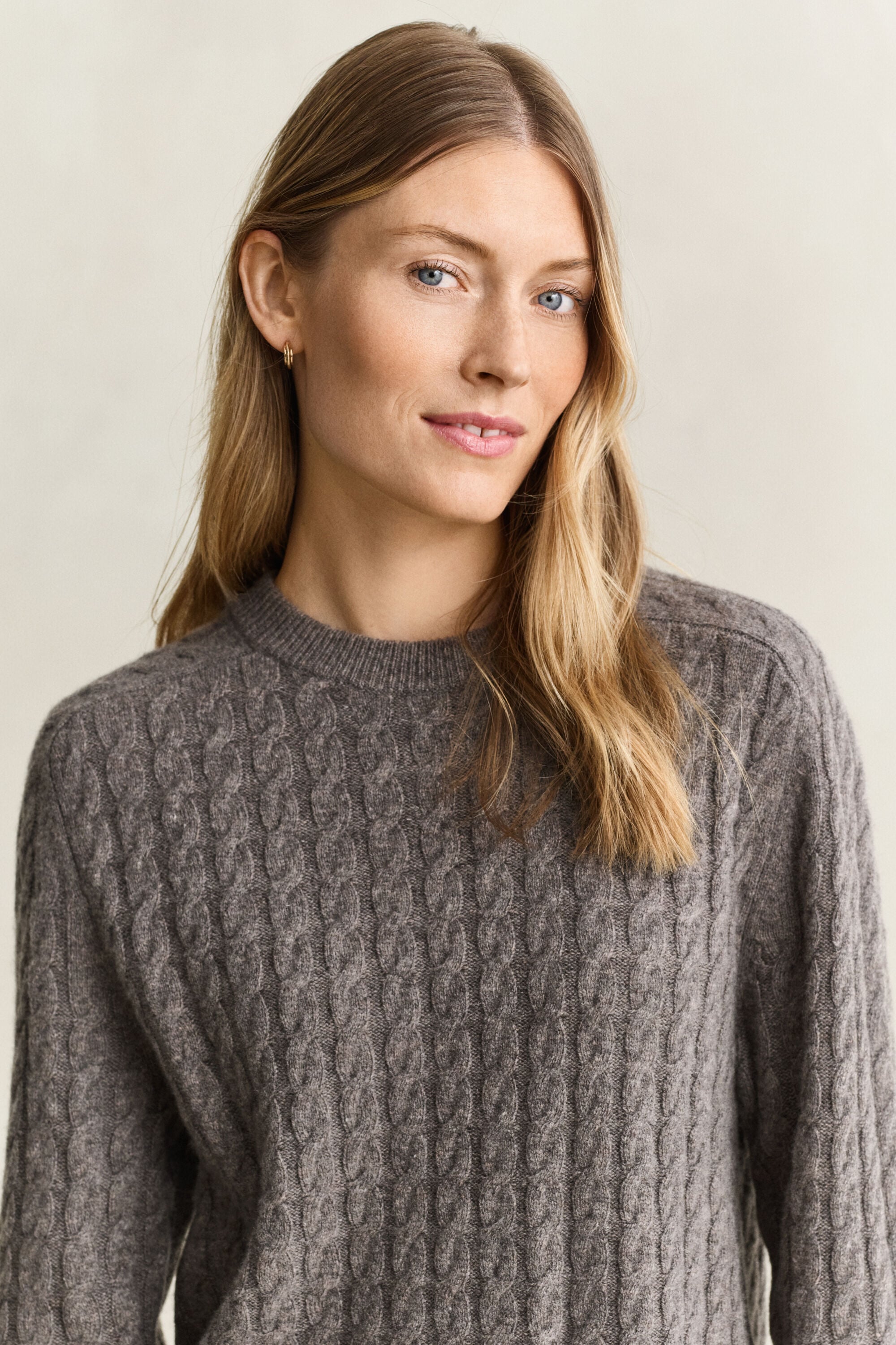 Sweater af uld og kashmir med kabelstrik