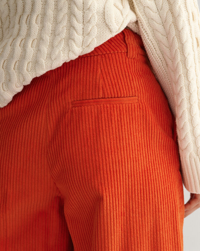 H&oslash;jtaljede bukser i jernbanefl&oslash;jl med brede ben