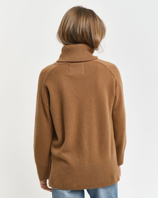 Sweater med rullekrave og sildebensmønstrede detaljer