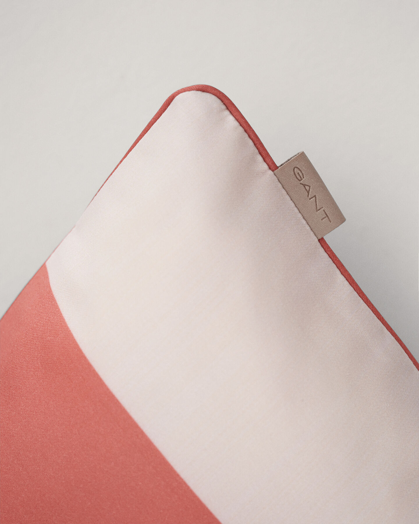 Pude med kraftige striber