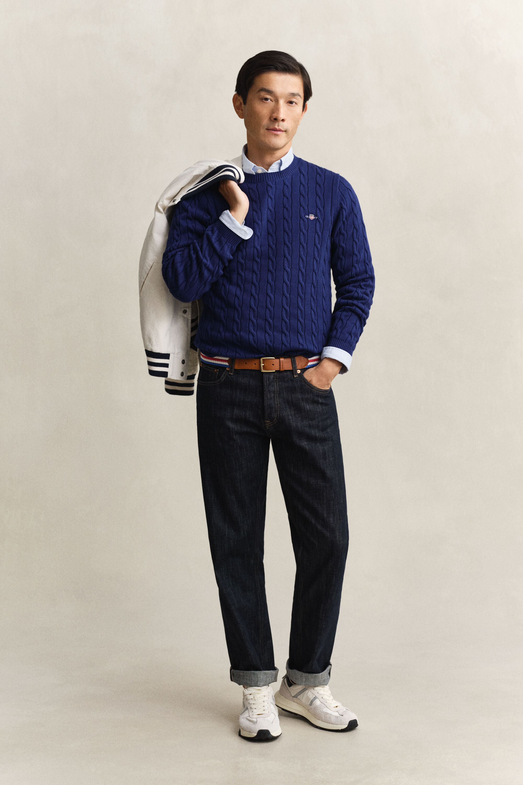 Crewneck sweater af bomuld med kabelstrik