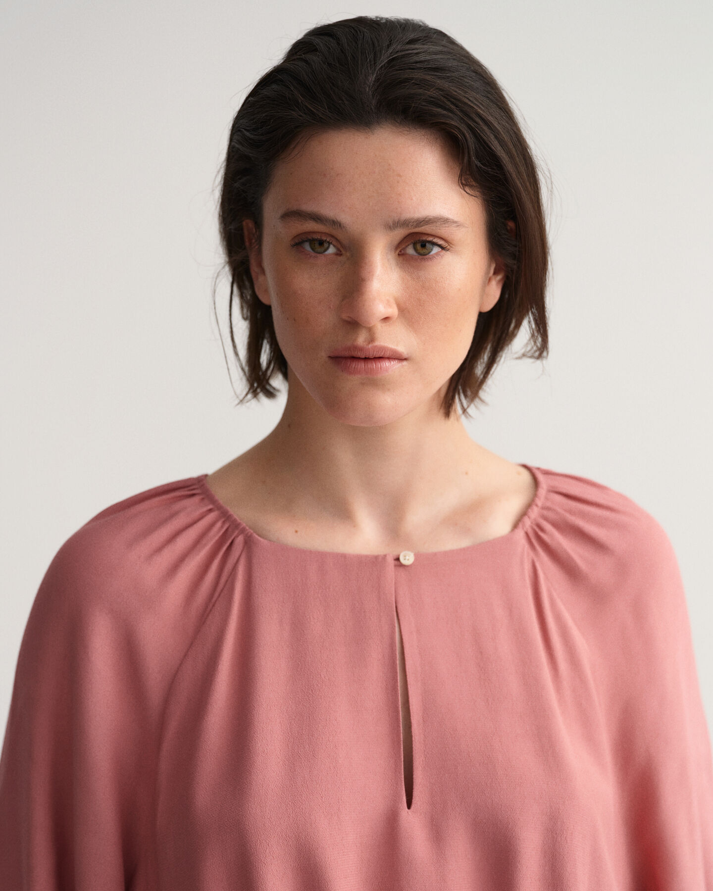 Kjole med bådudskæring