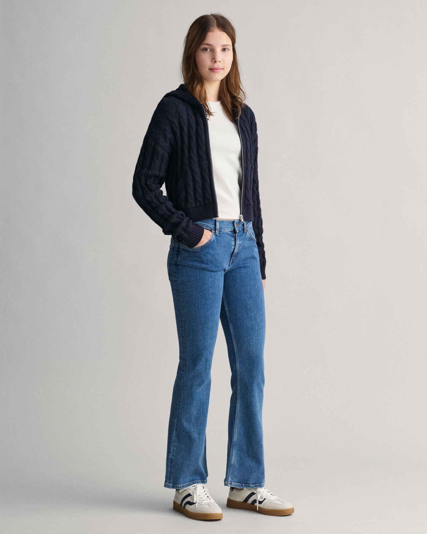 Teen Girls Shield kort h&aelig;ttetr&oslash;je med kabelstrik og lynl&aring;s