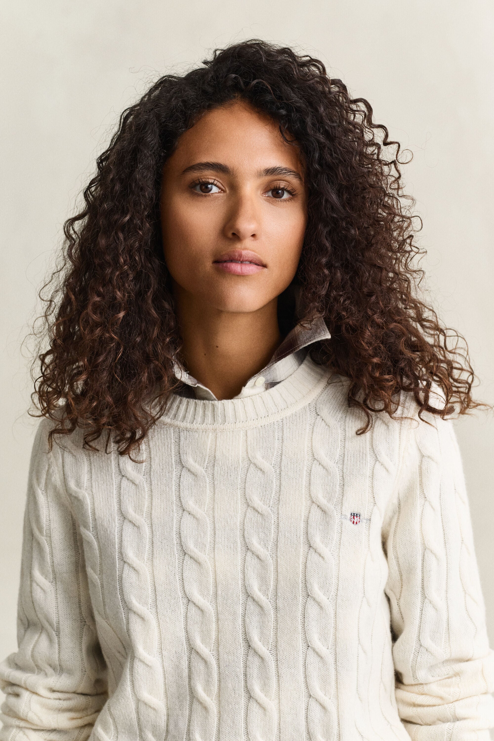 Sweater af lammeuld med kabelstrik
