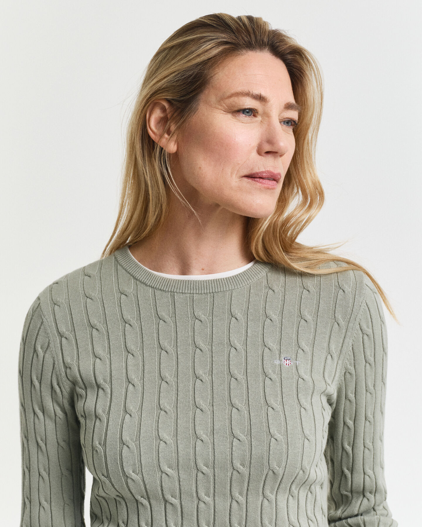 Crewneck sweater af strækbomuld med kabelstrik