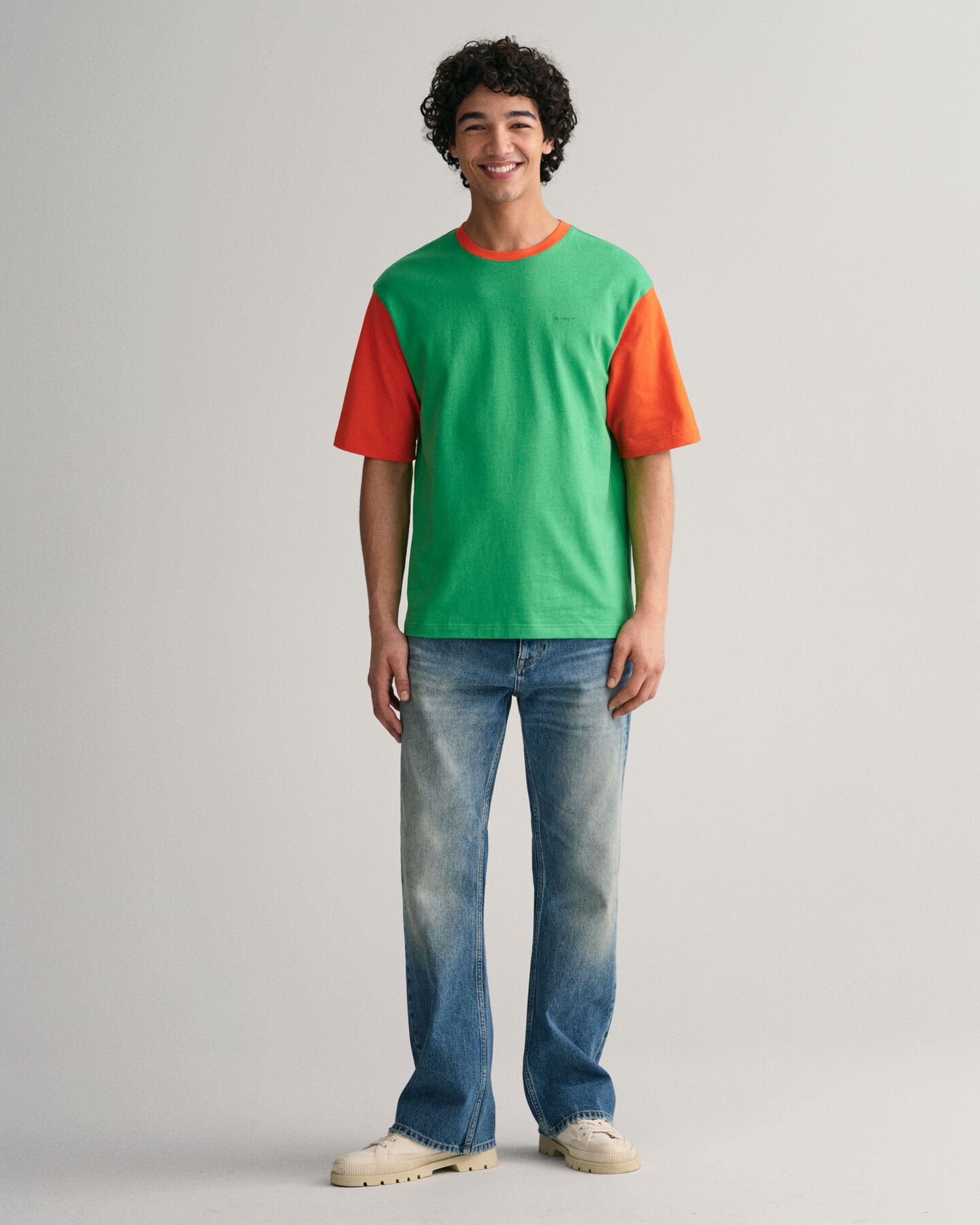 T-shirt med kontrastfarvede &aelig;rmer