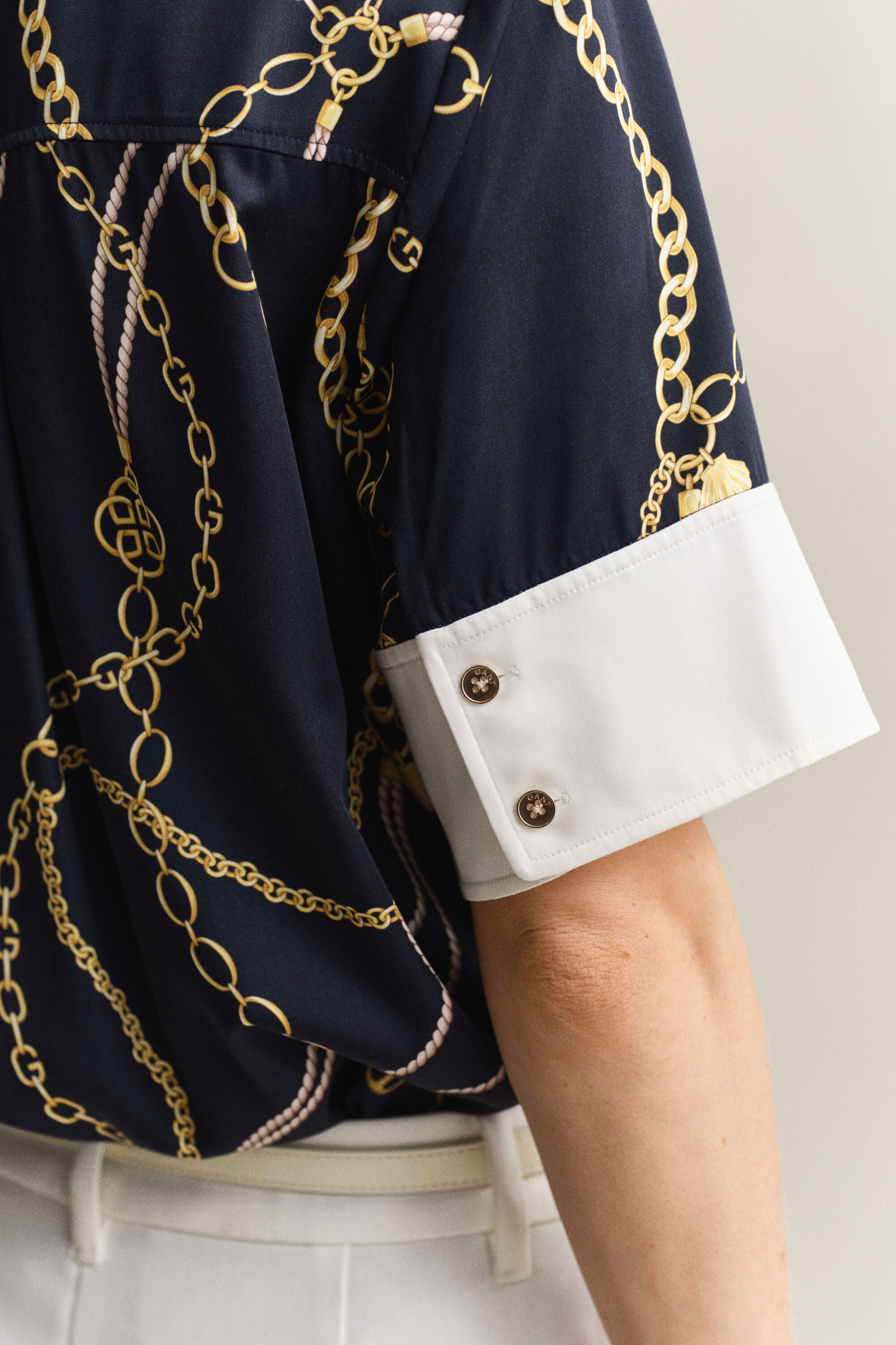 Kontrastfarvet bluse