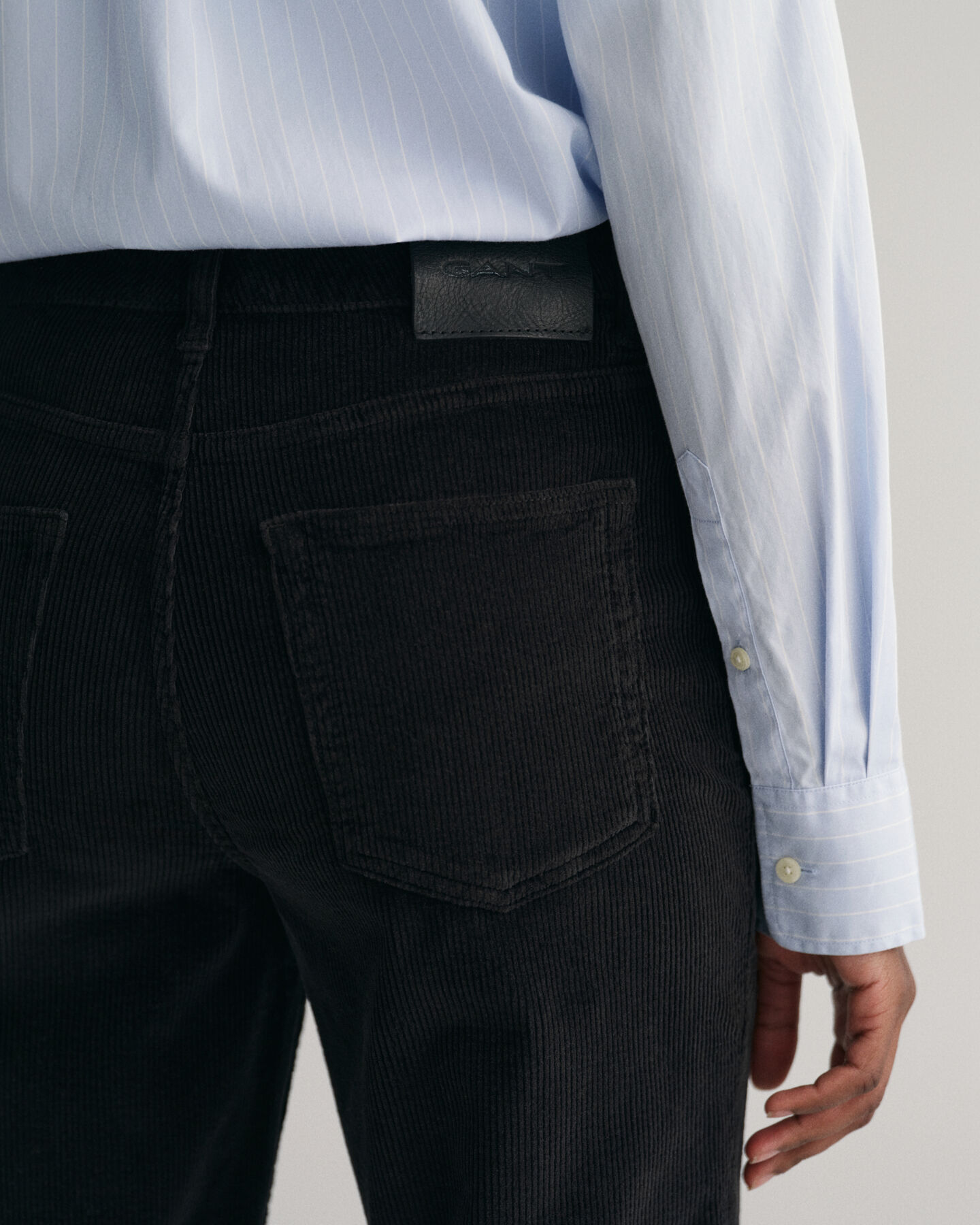 Korte jeans i jernbanefl&oslash;jl med svaj i benene