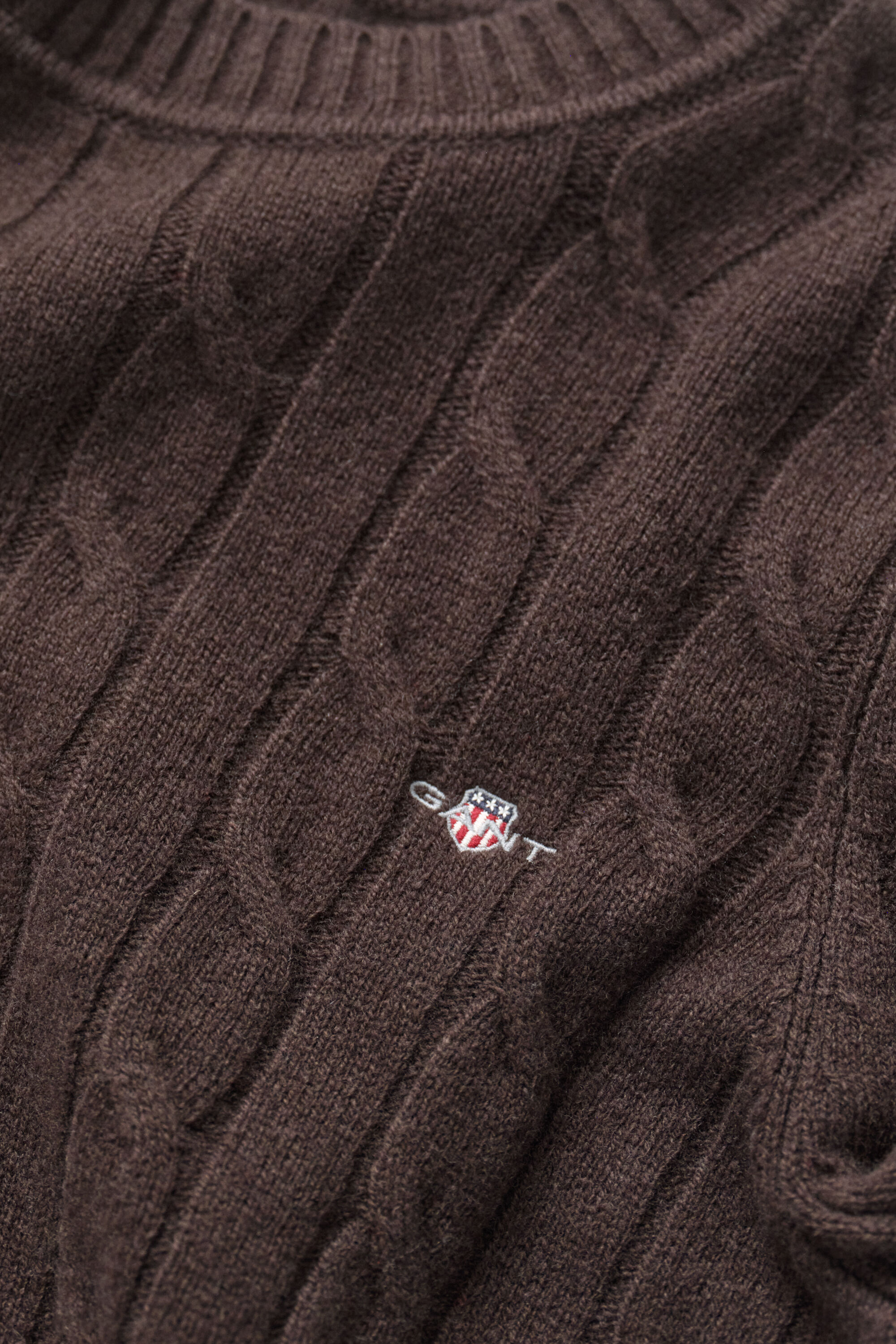 Sweater af lammeuld med kabelstrik