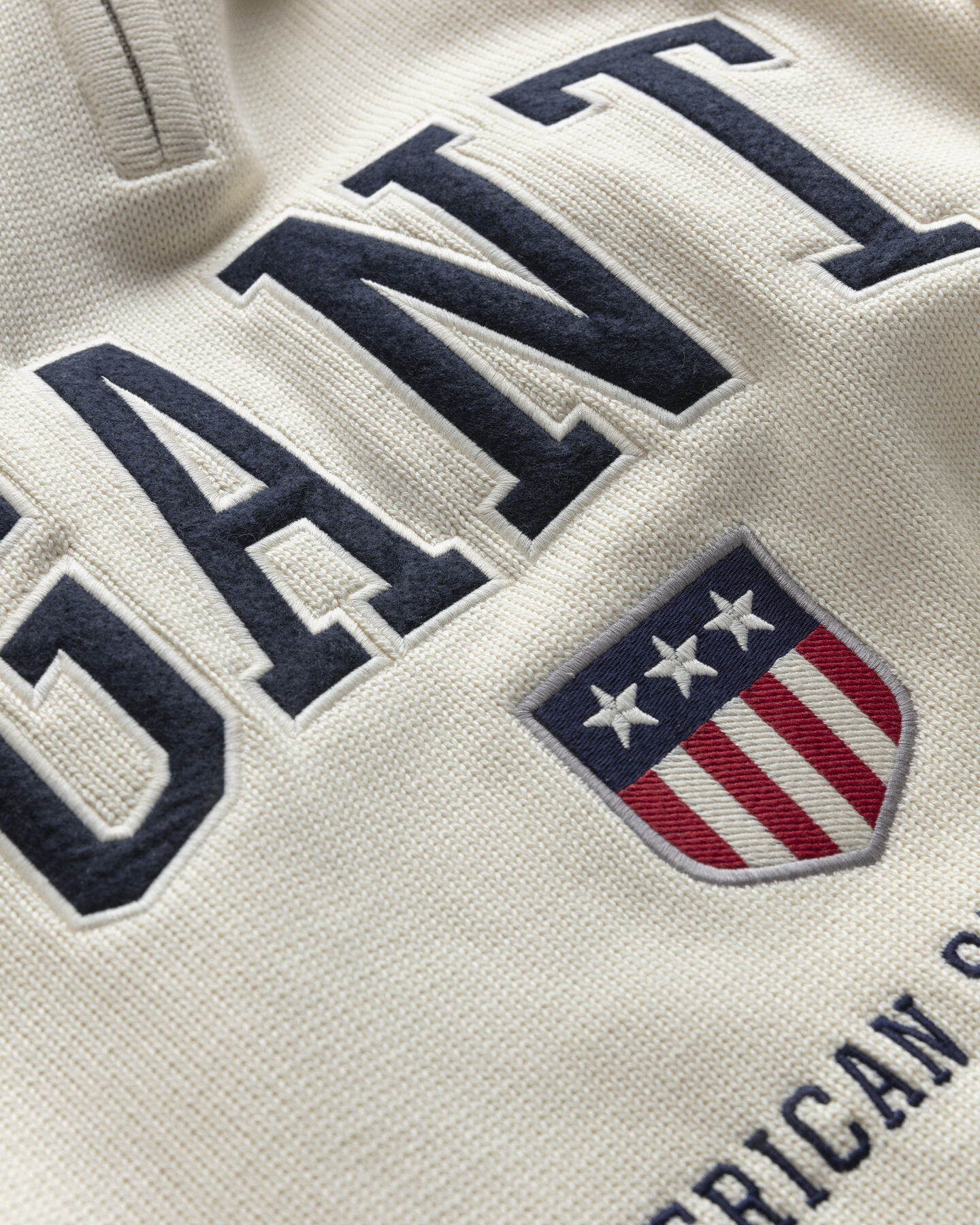 Retro Shield sweater med halv lynlås