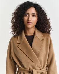 Håndsyet frakke med bælte