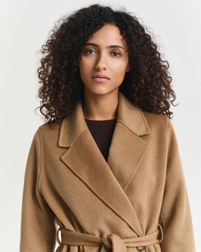 Håndsyet frakke med bælte