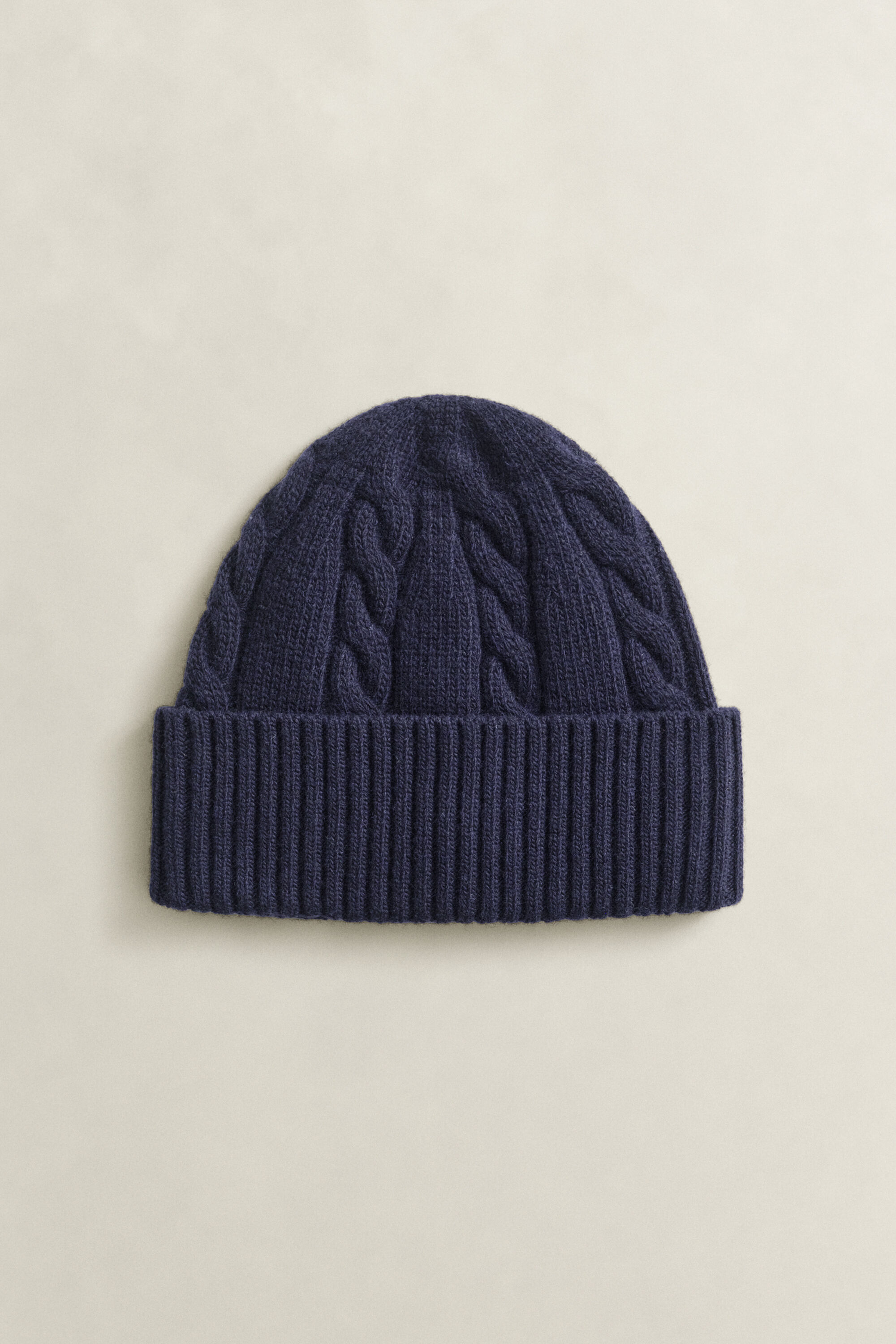 Kabelstrikket beanie i lammeuld