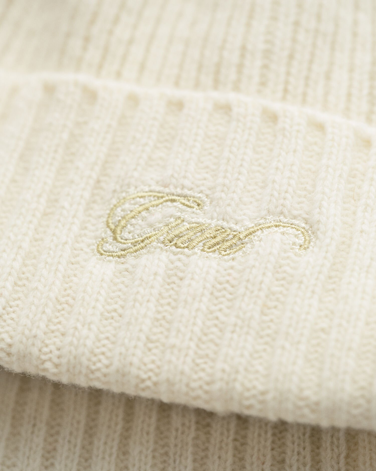 Gavesæt med beanie og halstørklæde med skrift