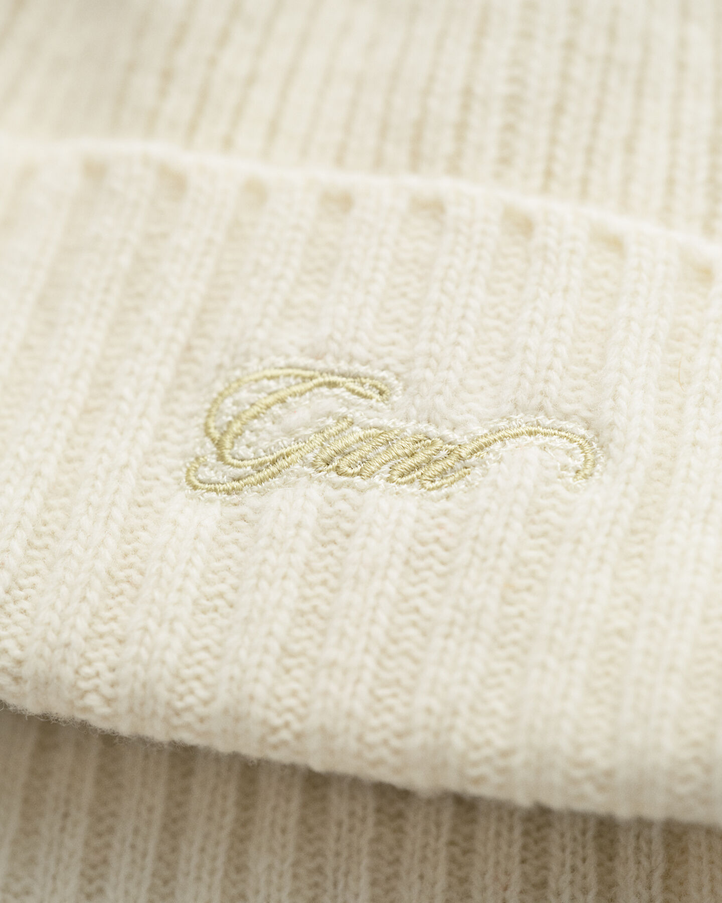 Gavesæt med beanie og halstørklæde med skrift