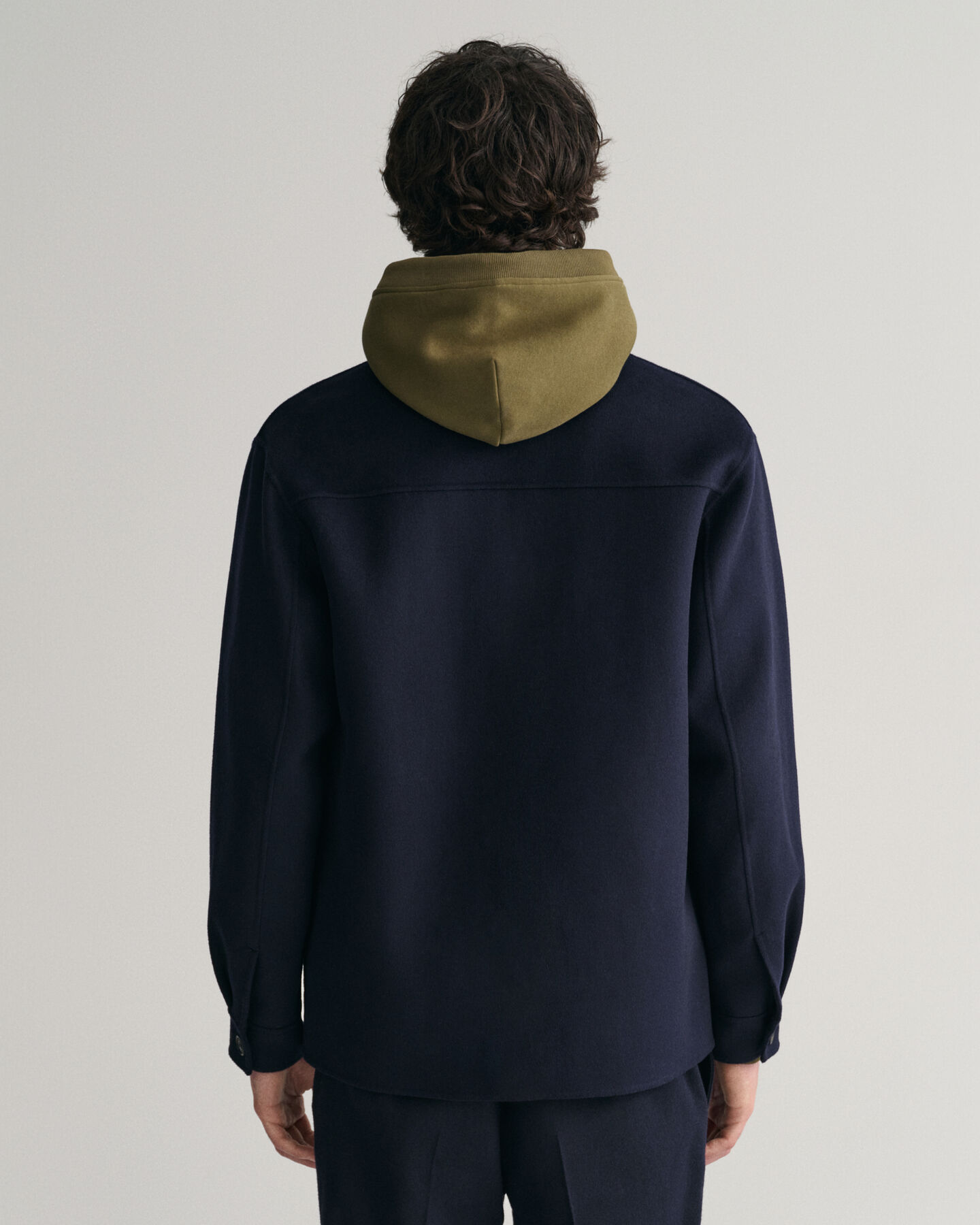 Håndsyet jakke med 4 lommer