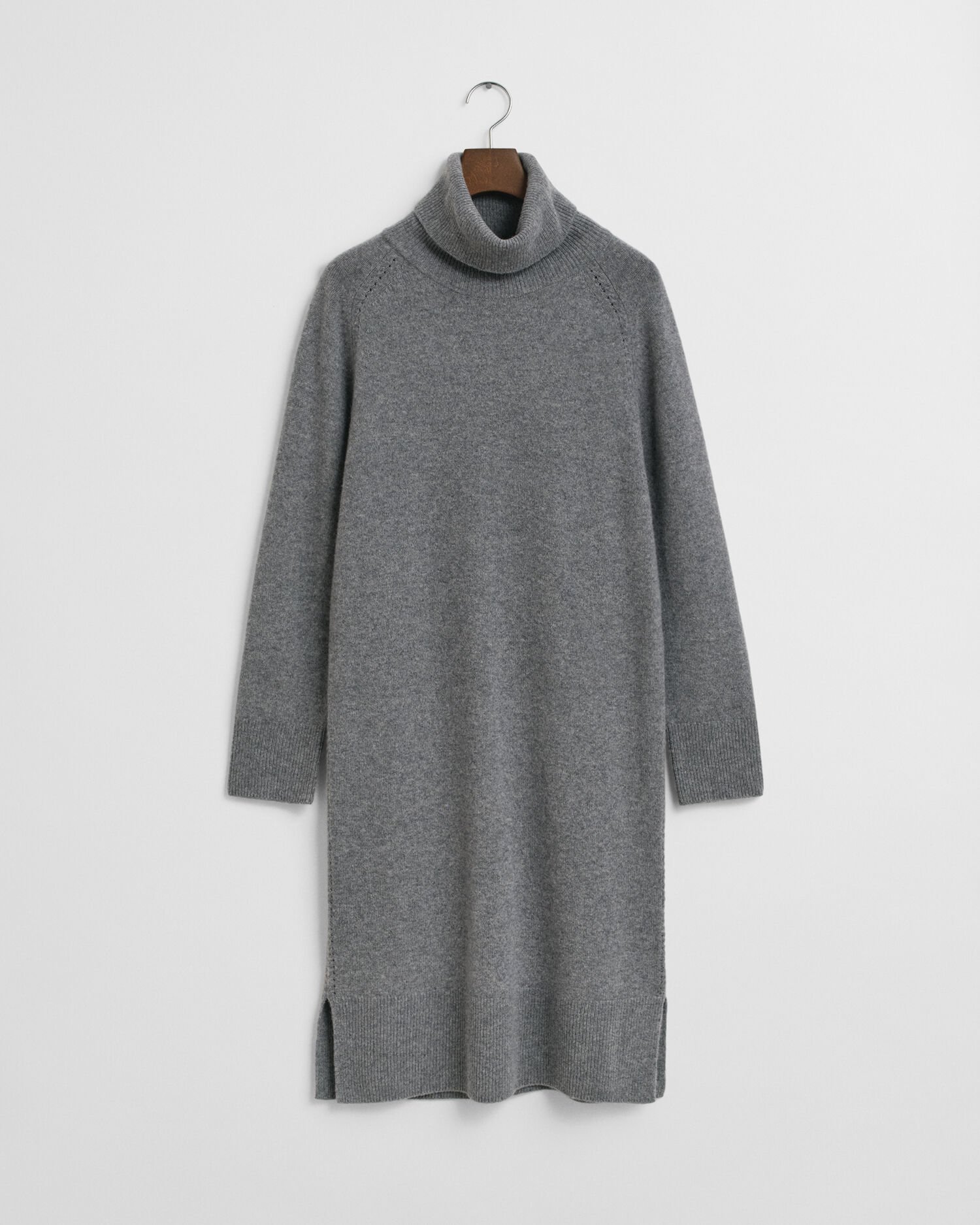 Kjole med rullekrave og strikdetaljer